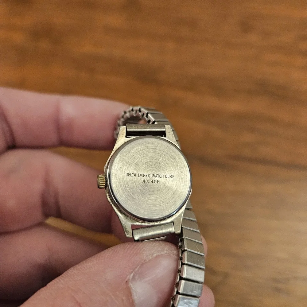 Quartex‎ Women's Vintage Quartz Wristwatch Metal Band Needs New Battery Untested